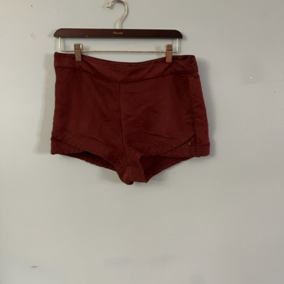 Roxy Burgundy short shorts - (M) - Picture 1 of 1